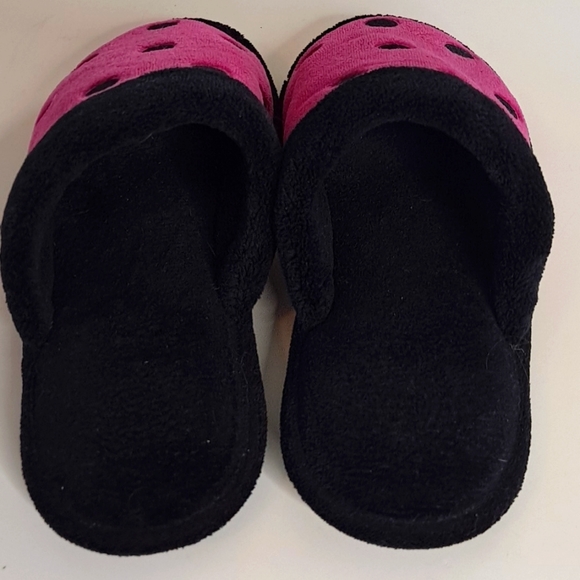 Isotoner Microterry Pink and Black Polka-Dot Washable Slip-On Clog Slippers - Picture 3 of 5